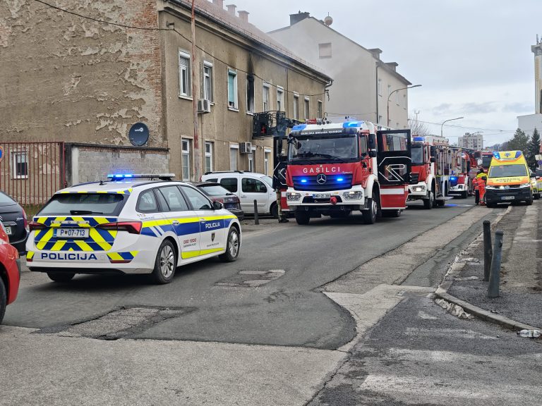 Zagorelo v stanovanju v Mariboru, gasilci s pomočjo avtolestve rešili 3 osebe