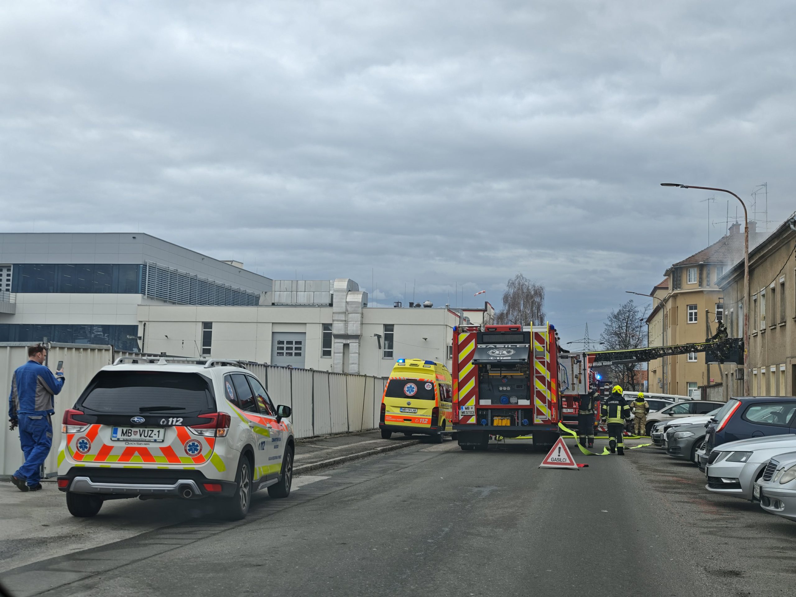 Zagorelo v stanovanju v Mariboru, gasilci s pomočjo avtolestve rešili 3 osebe