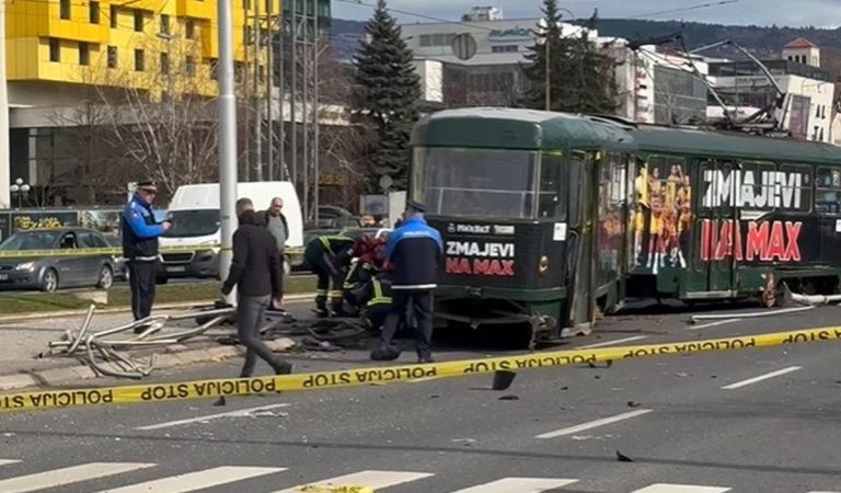 v Sarajevu iztiril tramvaj