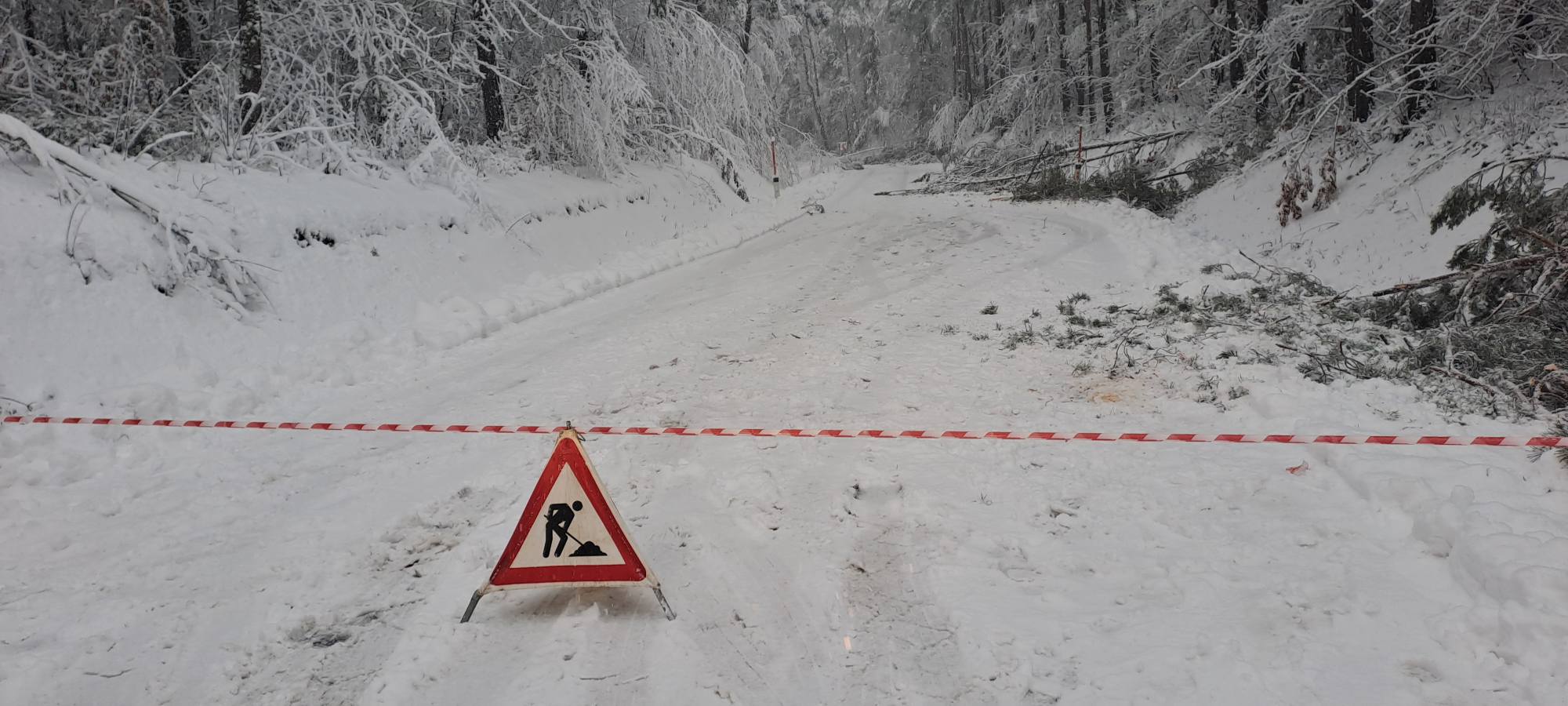 sneg povzročil zapore cest