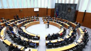 Župani odhajajo v DZ: Kdo bo vodil občine do jeseni?