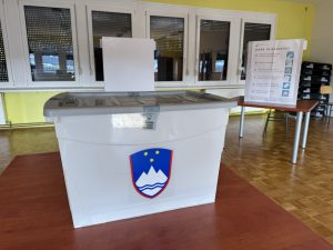 Se obeta velik preobrat? Razveljavitev izidov predčasnega glasovanja bi pomenila zmago SDS