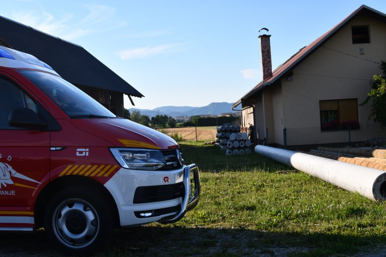 Na pokopališču voznik ostal ujet pod lastnim avtom: Pri izstopu se je začelo premikati