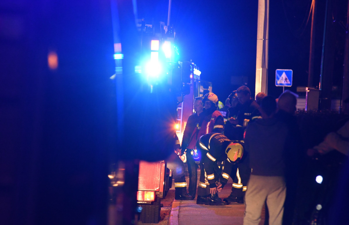 Sredi noči v plamenih gospodarsko poslopje, gasilci imeli težave zaradi dobave vode