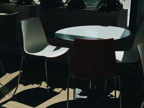 Žejen vlomilec iz lokala odnesel pijačo ter denar