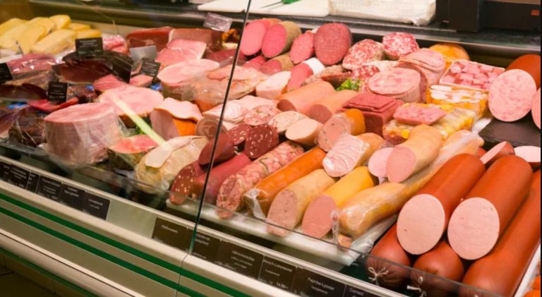 19-letnik in 18-letnik z otrokom kradla suhomesnate izdelke in zbežala peš, a ne daleč