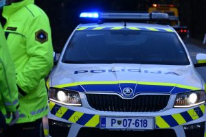 37-letnik po padcu s kolesom zavrnil pomoč ter se znesel nad policisti
