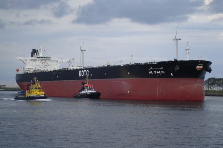 Iranski dron zadel tanker pred Hormuško ožino, prevažal je 2 milijona sodčkov nafte