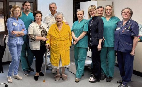 Pacientka po operaciji tumorja 'lažja' za kar 36 kilogramov