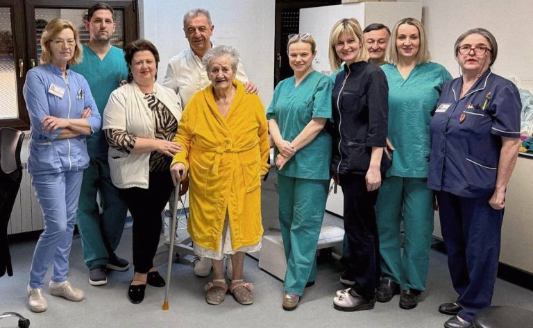 Pacientka po operaciji tumorja 'lažja' za kar 36 kilogramov