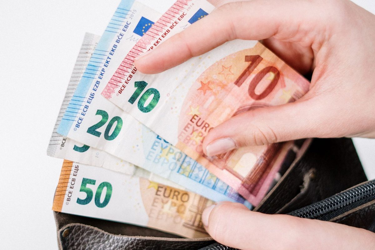 Delavci prepričani, da so premalo plačani: Slovenija še posebej izstopa