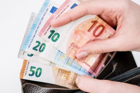 Delavci prepričani, da so premalo plačani: Slovenija še posebej izstopa