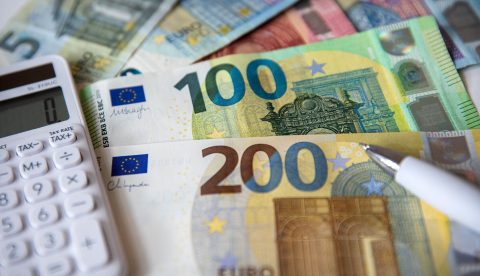 Zakaj nižji davki ne pomenijo nujno več denarja v žepu?