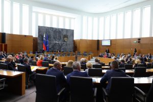 Burno v DZ: Leva sredina zaradi razdelitve stolčkov obstruirala sejo