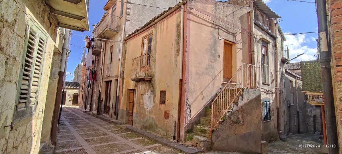 Kupil hišo za en evro in odločitev hudo obžaloval: Zakaj ponudba v resnici ni sanjska?