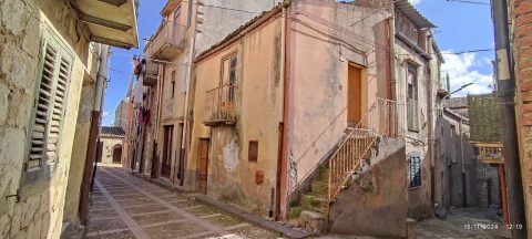 Kupil hišo za en evro in odločitev hudo obžaloval: Zakaj ponudba v resnici ni sanjska?