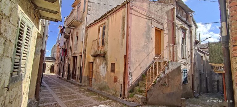 Kupil hišo za en evro in odločitev hudo obžaloval: Zakaj ponudba v resnici ni sanjska?