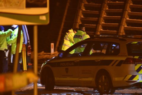 Nevarno vijugal na avtocesti, nato napihal kar dva promila