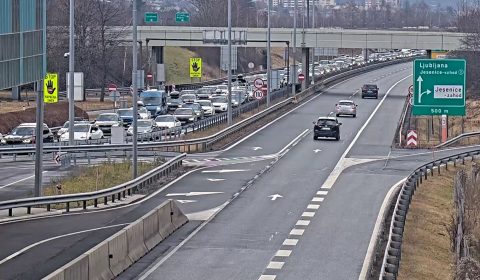 Vodnik za mirne prvomajske praznike: Prometne pasti, tujina in varno kurjenje na prostem