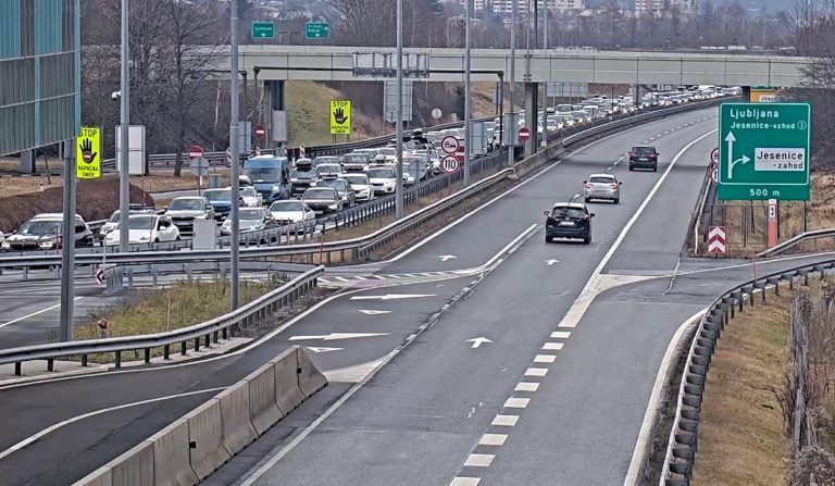 Vodnik za mirne prvomajske praznike: Prometne pasti, tujina in varno kurjenje na prostem