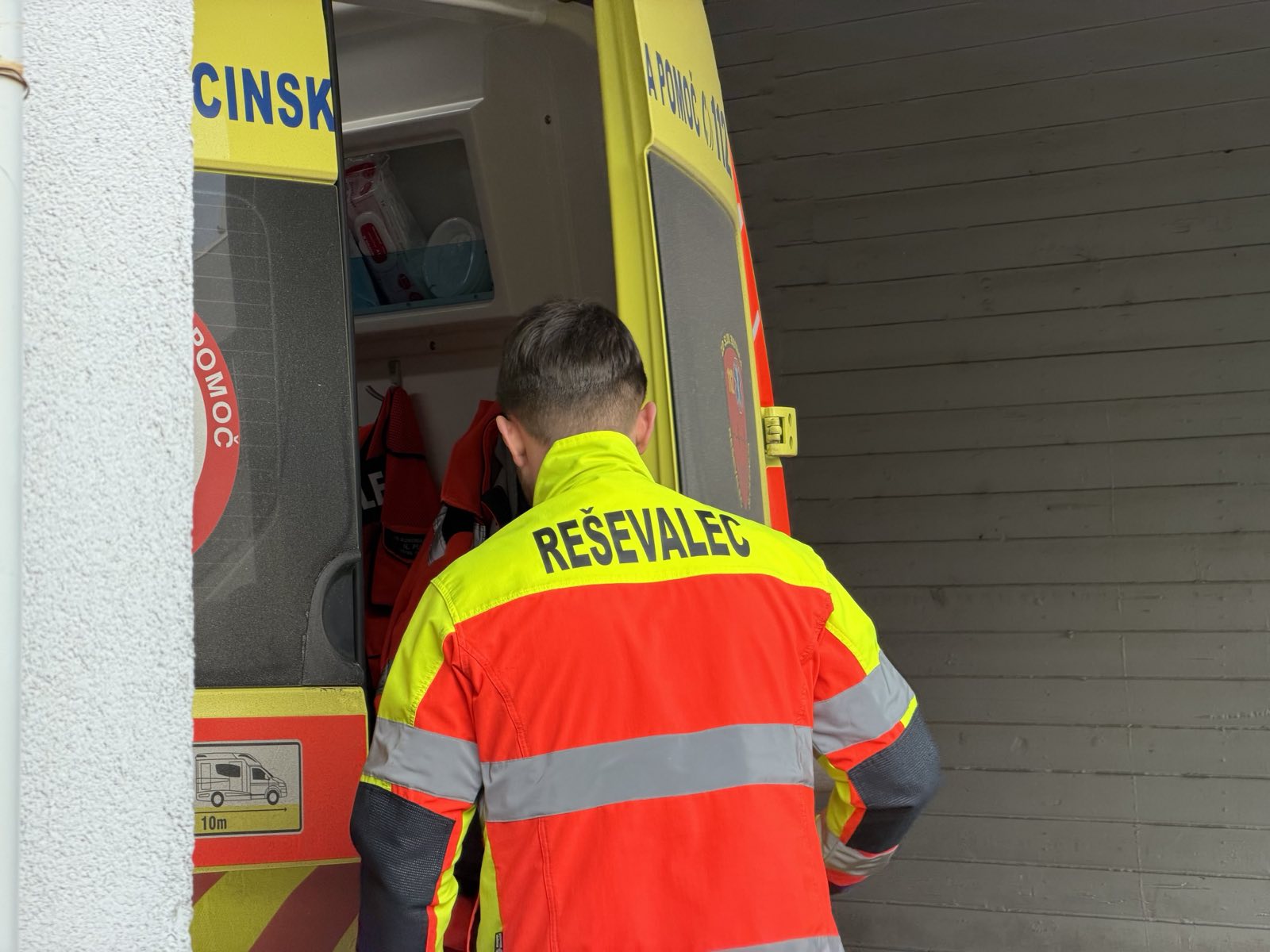 Zadrogiran zapeljal iz dvorišča in hudo poškodoval 46-letnega motorista