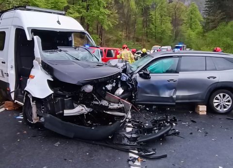 FOTO: V silovitem trčenju na Gorenjskem poškodovanih več oseb