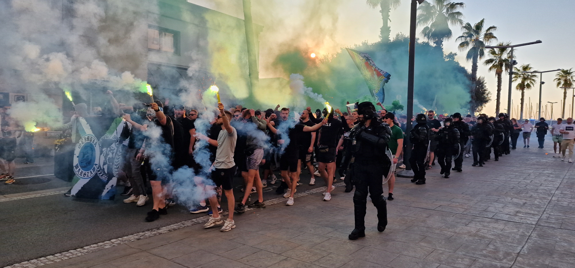 Popoln kaos na Bonifiki: Metanje predmetov, pirotehnika in policijsko posredovanje