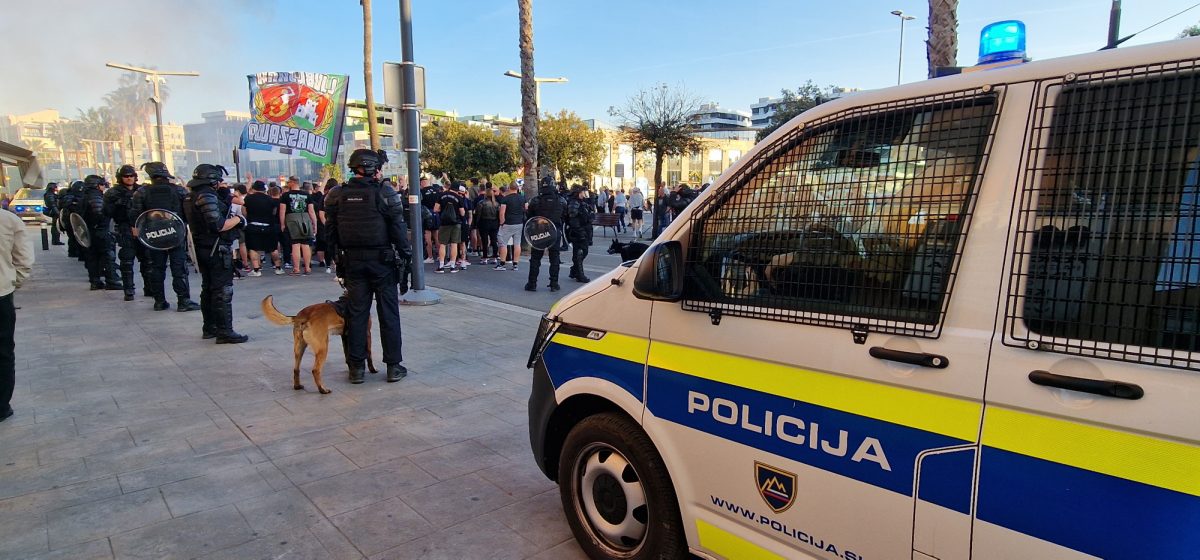 Popoln kaos na Bonifiki: Metanje predmetov, pirotehnika in policijsko posredovanje