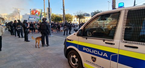 Popoln kaos na Bonifiki: Metanje predmetov, pirotehnika in policijsko posredovanje