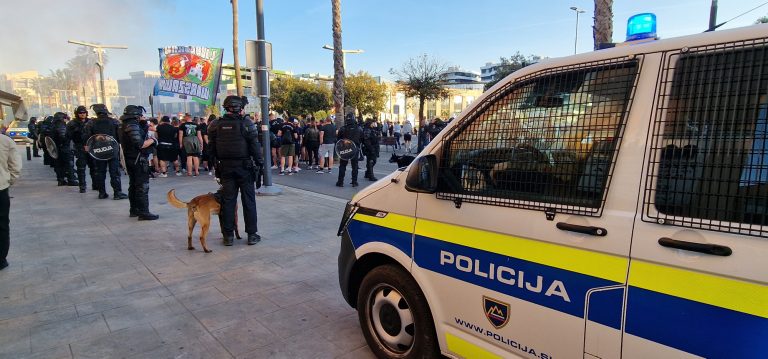 Popoln kaos na Bonifiki: Metanje predmetov, pirotehnika in policijsko posredovanje