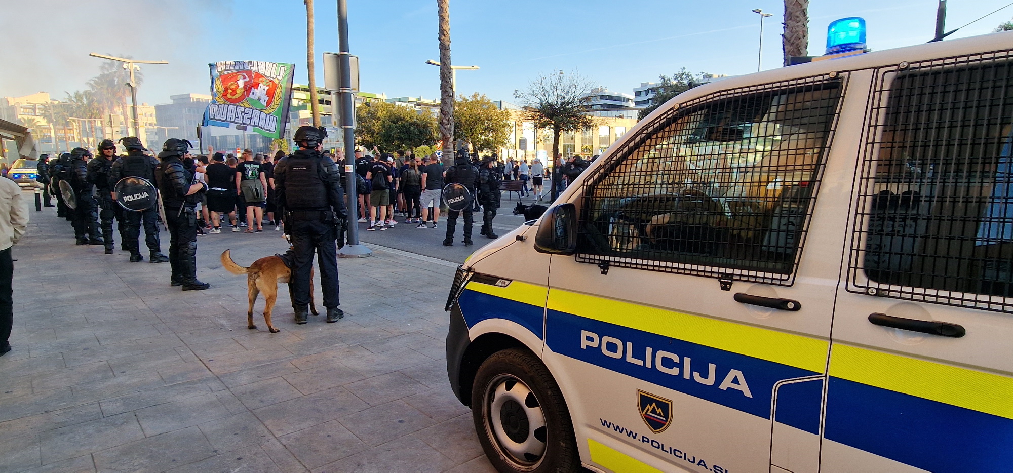 Popoln kaos na Bonifiki: Metanje predmetov, pirotehnika in policijsko posredovanje