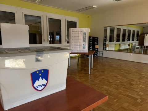 Izid volitev v DZ je uraden: Svoboda z 29 mandati, SDS z 28