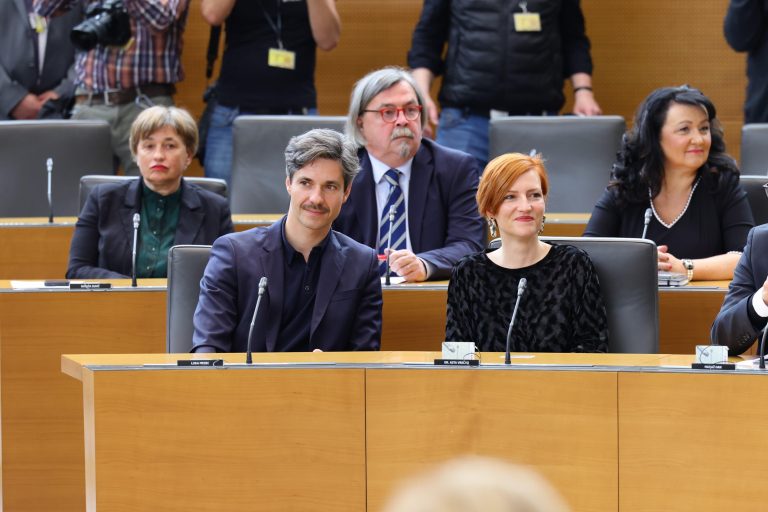 Bomo znova šli na posvetovalni referendum? Interventni zakon še vedno dviga prah