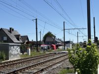 Evropa zavita v črnino: Šolski minibus zapeljal naravnost pred vlak