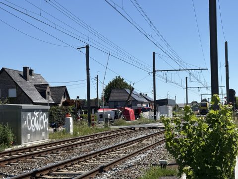 Evropa zavita v črnino: Šolski minibus zapeljal naravnost pred vlak