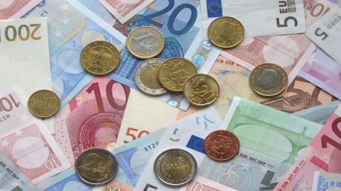 Cenejša živila, prihranki pri elektriki, konec prispevka za dolgotrajno oskrbo: Kaj prinaša nov zakon?