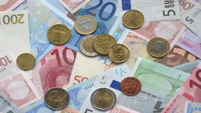 Cenejša živila, prihranki pri elektriki, konec prispevka za dolgotrajno oskrbo: Kaj prinaša nov zakon?
