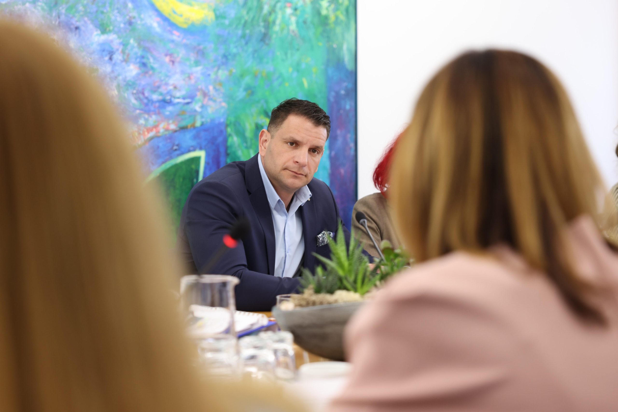 Vroče v državnem zboru: Težke besede o maščevanju sindikatom