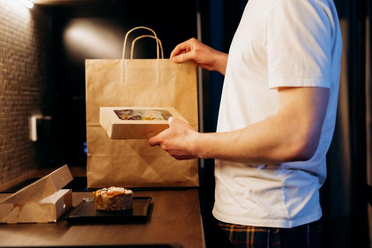 Bi kupili poceni paket presenečenja? V Slovenijo prihaja aplikacija, ki varuje okolje in denarnice