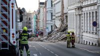 Porušila se je stavba, tri osebe še vedno pogrešane: Dvema osebama življenje rešil sprehod