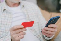 V dobrem letu nakazal okoli 180 tisoč evrov, nato so prekinili vse stike