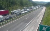 Primorska avtocesta zaprta zaradi gorečega vozila, nastaja daljši zastoj
