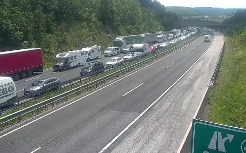 Primorska avtocesta zaprta zaradi gorečega vozila, nastaja daljši zastoj