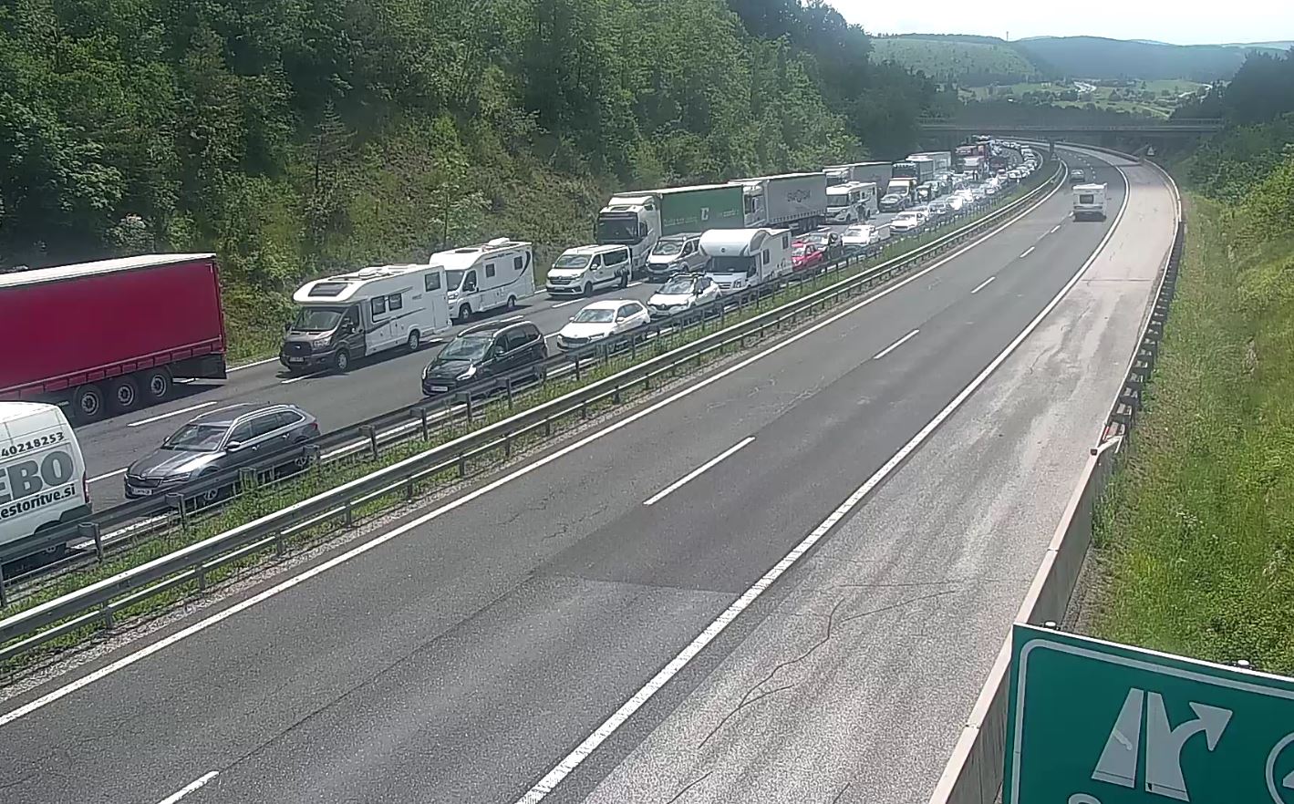Primorska avtocesta zaprta zaradi gorečega vozila, nastaja daljši zastoj