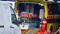 88-letni voznik prehiteval tovornjak in trčil v kar dve vozili