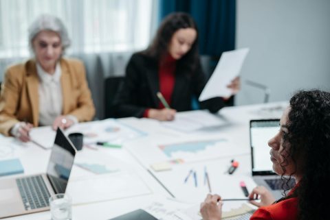 Bi morali zaposleni v Sloveniji za večjo produktivnost prejeti višje plače? (Anketa)