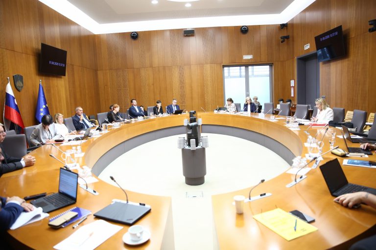 Po napornem ponedeljku pred poslanci danes še preostanek Janševe nove ekipe