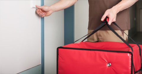 V Mariboru moški udaril dostavljavca in njegovo stranko