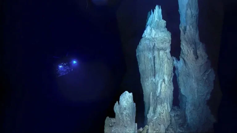 Izgubljeno mesto na dnu Atlantika bi lahko razkrilo skrivnost nastanka življenja