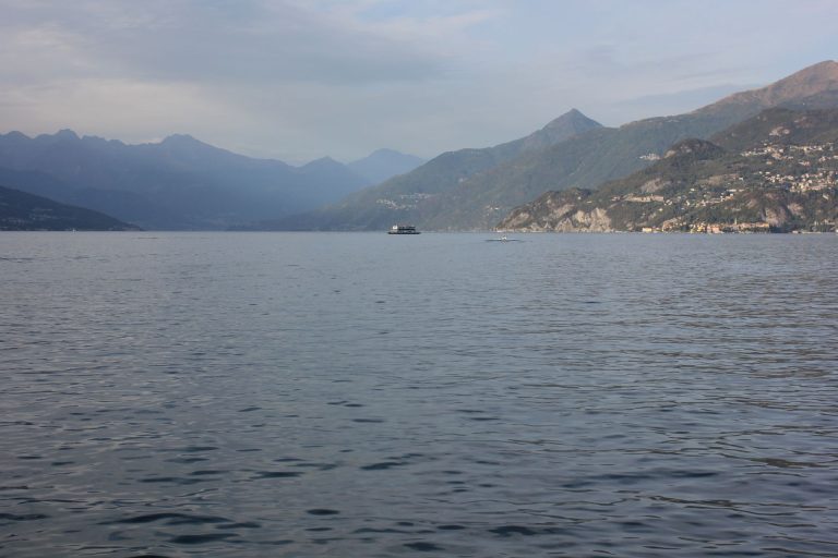 Po trčenju prebil zaščitno ograjo, zgrmel v znamenito jezero in umrl